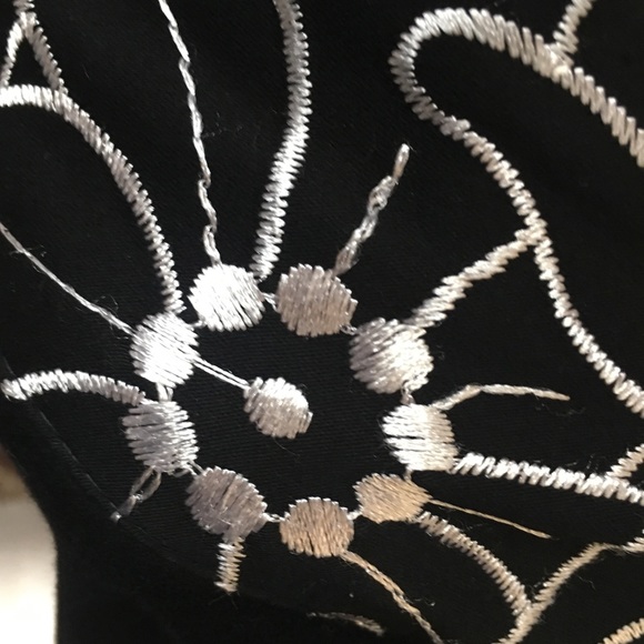 Dressy embroidered capri pants - Picture 4 of 5